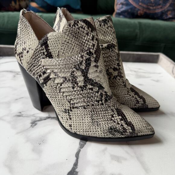 NEW Vince Camuto Levana Snake Print Western Booties Size 8.5 - Picture 2 of 9